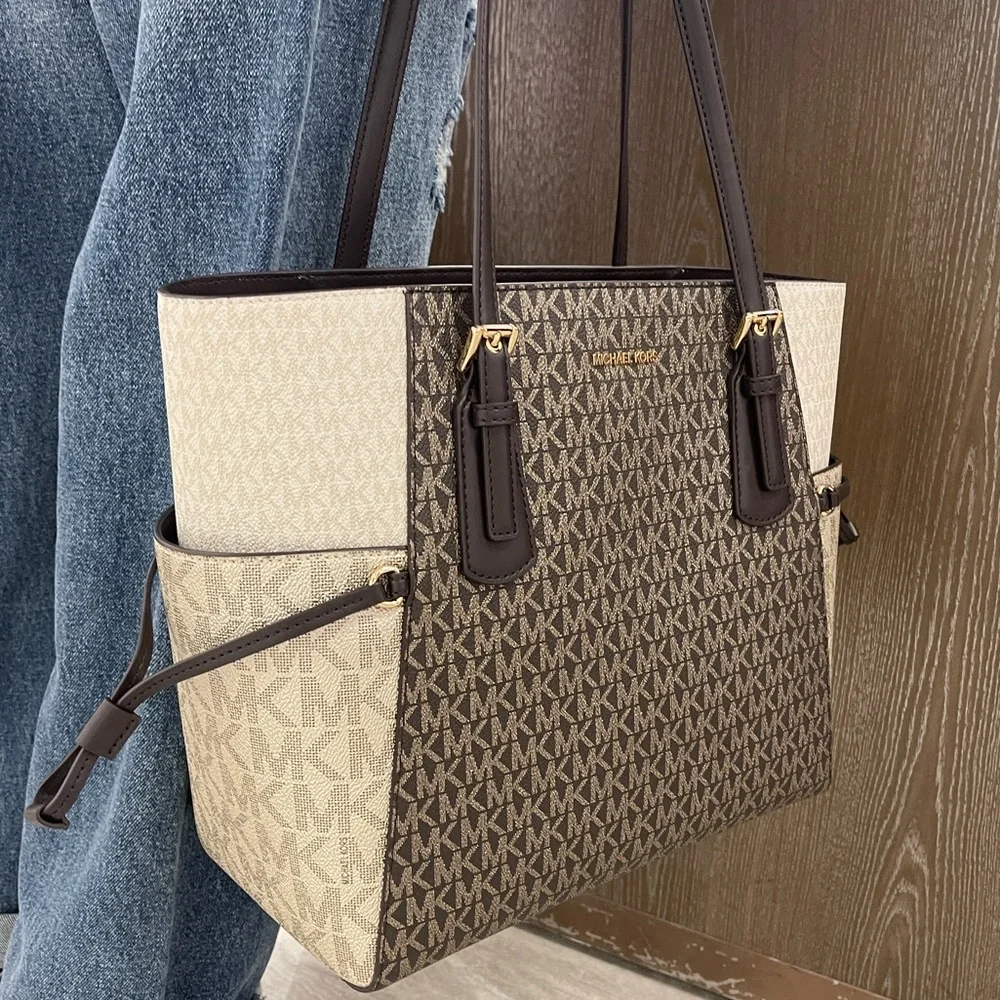 MICHAEL KORS Voyager Lg Color-Block Metallic Signature Logo EW Tote
Brown
NWT - Picture 12 of 16